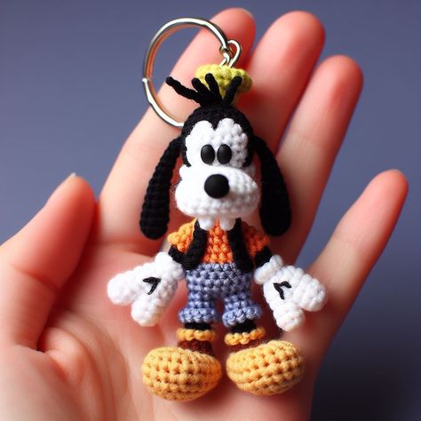 Crochet Disney Keychain Free Pattern, Goofy Crochet, Disney Crochet Patterns Free, Crochet Keychain Free Pattern, Crochet 90s, Crocheted Keychains, Crochet Keyring Free Pattern, Crochet Characters, Disney Crochet