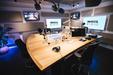 a Radio Studio Design Ideas, Professional Podcast Studio, Cool Podcast Studios, Radio Studio Design, Radio Station Studio, Podcast Room, Story Script, Radio Studio, Tv Set Design