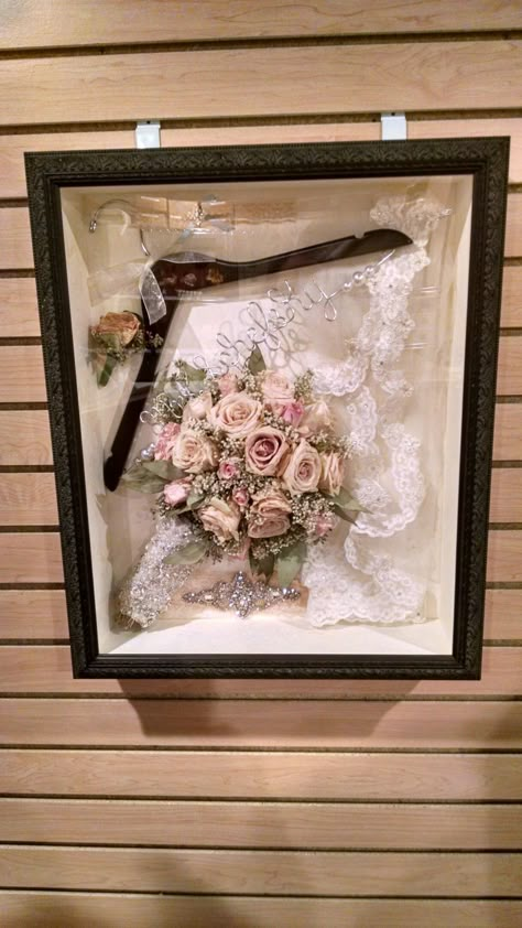 Wedding shadow box: things for me to add; bouquet, hanger, garter, hair pin, tulle from dress, invitation, 6 pence. Shadow Box Ideas, Diy Wedding Guest Book, Wedding Shadow Box, Bouquet Box, Diy Shadow Box, Diy Event, Wedding Keepsakes, Wedding Memorial, Wedding Boxes