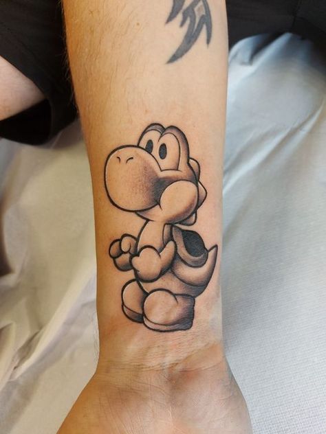 Yoshi Tattoo mit Schattierungen Mario And Yoshi Tattoo, Super Mario Tattoo Ideas Black And White, Yoshi Tattoo Black And White, Yoshi Tattoo Design, Toad Tattoo Mario, Goomba Tattoo, Yoshi Tattoos, Super Mario Tattoo Ideas, Nintendo Tattoo Ideas