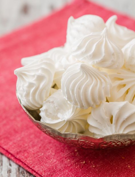 Ecuadorian Suspiros Recipe (Meringue Cookies) - Gimme Yummy Recipes Easy Caramel Fudge Recipe, Vanilla Meringue Cookies, Vanilla Meringue, Meringue Icing, Meringue Cookie Recipe, Ecuadorian Food, Lemon Juice Uses, Vanilla Recipes, Fudge Bars