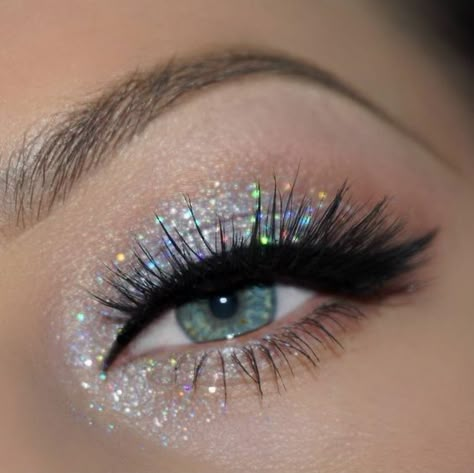 Body Glitter Festival, Festival Makeup Glitter, Glitter Makeup Looks, Cute Eyeshadow Looks, Holiday Makeup Looks, Health Guru, Glitter Eye Makeup, Colorful Eye Makeup, Holiday Makeup