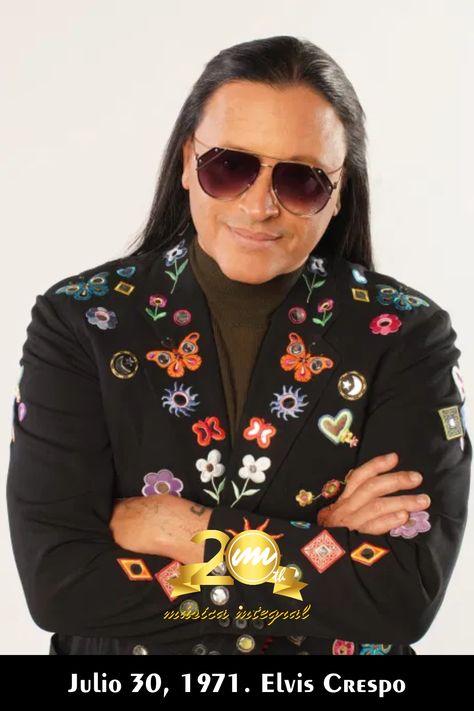 Nació el 30 de julio de 1971.  Cantante. Retro Mens Hairstyles, Elvis Crespo, Low Ponytail, Loose Hairstyles, Mens Hairstyles, Christmas Sweaters, Cool Hairstyles, Fashion Looks, Bomber Jacket