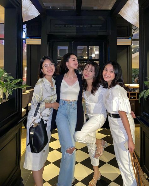 Fine Dining Outfit Women, Fine Dining Outfit, Dining Outfit, Friend Activities, Bestie Goals, Creative Instagram Photo Ideas, Squad Goals, Friend Poses, Outfit Women