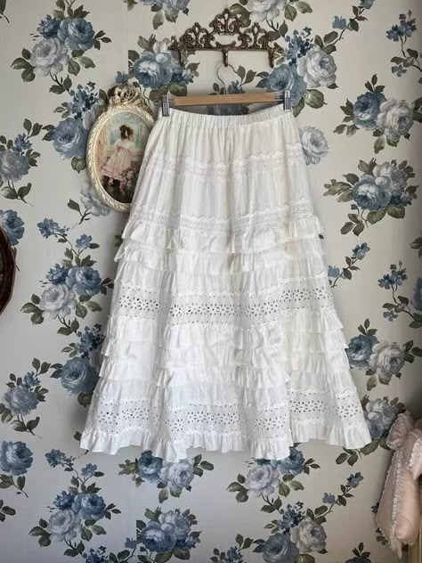 Dainty White Skirt, Vintage White Skirt, Long White Skirt Aesthetic, Swancore Outfits, Coquette Long Skirt, Folklore Inspired Outfits, Coquette Skirt, Fem Style, Linen Skirts