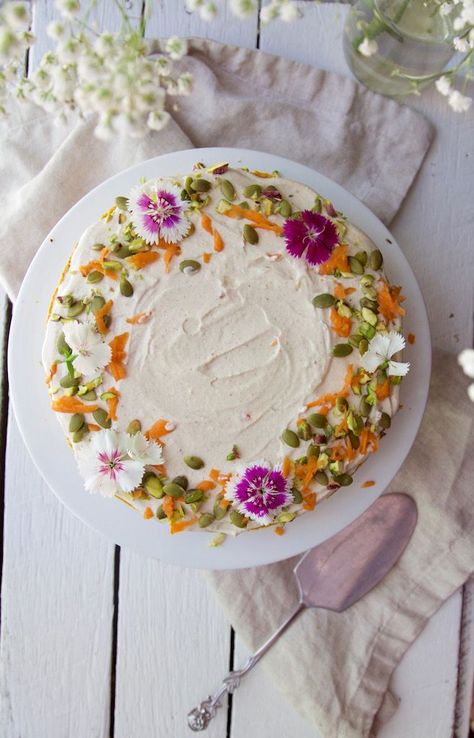 Nutritious carrot cake with creamy lemon and orange frosting Carrot Cake Decoration, Vegan Wedding Cake, Orange Frosting, Raw Cake, Desserts Vegan, Raw Desserts, Vegan Cake, Vegan Baking, Pretty Cakes