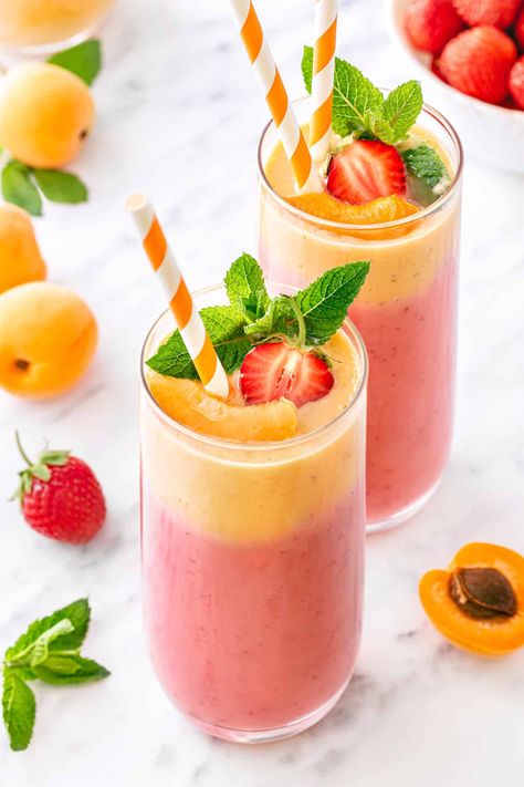 Summer Apricot Strawberry Smoothie Smoothie With Strawberries, Drink Breakfast, Fresh Apricots, Healthy Breakfast Choices, Apricot Smoothie, Honey Drink, Lunch Smoothie, Apricot Recipes, Strawberry Drinks