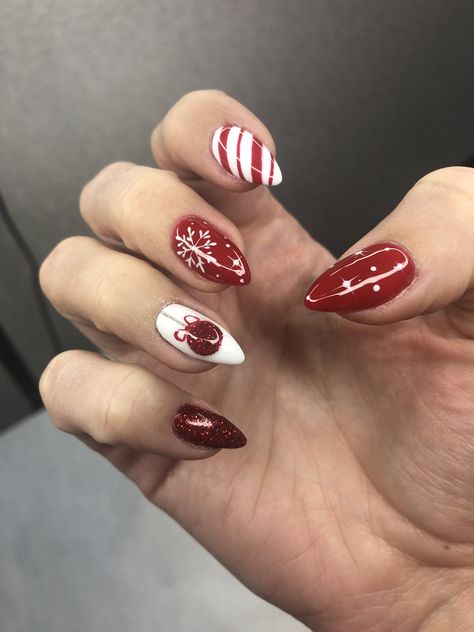 Clear Christmas Nails Art Designs, Easy Christmas Nail Designs, Gell Nails, Christmas Nail Designs Easy, Nail Art Noel, Gold Chrome Nails, New Years Eve Nails, Festive Nail Art, Christmas Nails Easy