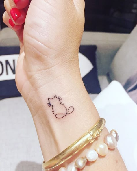 10 adorable, minimal animal tattoos that will inspire you to get inked, like cat tattoo. A Cat Tattoo, A Small Tattoo, Tatuagem Masculina Pequena, Cat Tattoo Designs, Tiny Tattoo, Diy Tattoo, Little Tattoos, Trendy Tattoos, Small Tattoo