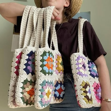 Crochet Useful Items Free Pattern, Granny Square Bag Pattern, Crocheted Purses, Sac Granny Square, Tote Crochet, Poncho Crochet, Mode Crochet, Granny Square Bag, Pola Amigurumi