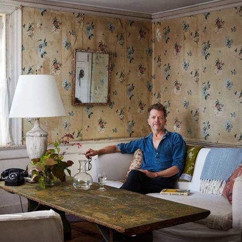 Artist John Derian talks festive taste French Townhouse, Green Pink Flowers, Cordelia De Castellane, Housewares Design, Rose Uniacke, London Townhouse, French Country Home, Tailored Clothes, Cosy Room