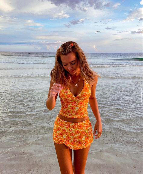 One Piece Bathing Suit Poses, Tropical Outfits For Women, Tropical Aesthetic Outfit, Modest Swimwear Christian, Modest Swimwear Skirt, Tropical Summer Outfits, Outfit Inspirations Winter, Tropical Outfit Ideas, Outfit Ideas Tropical