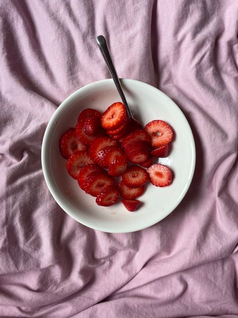 Strawberries With Sugar, Strawberries And Sugar, Analog Horror, Dinner Meals, Small Meals, Strawberries, Dinner Recipes, Yummy Food, Snacks