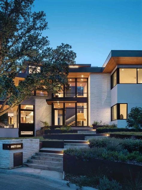 This amazing Texas home has modern yet welcoming design details Morden House, Hill Country Homes, Modern Mansion, Courtyard House, Texas Homes, Modern Exterior, House Designs Exterior, Luxury Villa, Modern House Design