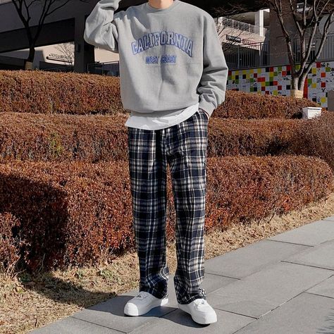 Sweatpants Outfit Ideas Men, Lazy Men Outfits, Pajama Pants Outfit For School Men, Men’s Pajamas Aesthetic, Lazy Male Outfit, Pajama Pants Outfit Men, Pajama Outfit Men, Male Pajamas Aesthetic, Men’s Sweatpants Outfit