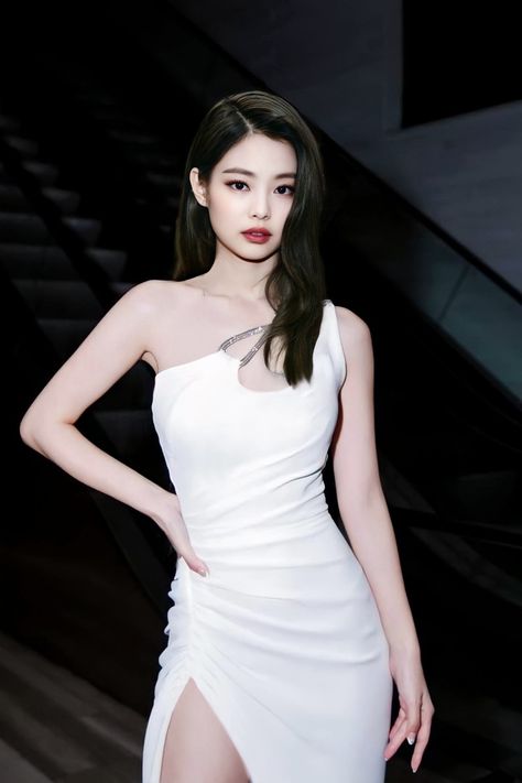 Blackpink Jennie White Outfit, Jennie Kim Formal Outfit, Jennie White Dress, Jennie Billboard, Mascarade Dresses, Skin Color Dresses, Girl Mafia, Blackpink Dress, Kpop Jennie