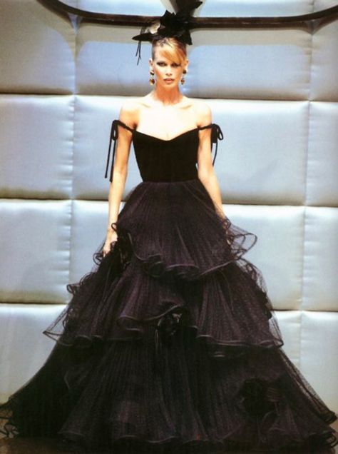 Ballgown Inspiration, Valentino Runway, 90s Runway Fashion, Valentino Haute Couture, Runway Fashion Couture, Valentino Couture, Valentino Dress, 90s Models, Red Carpets