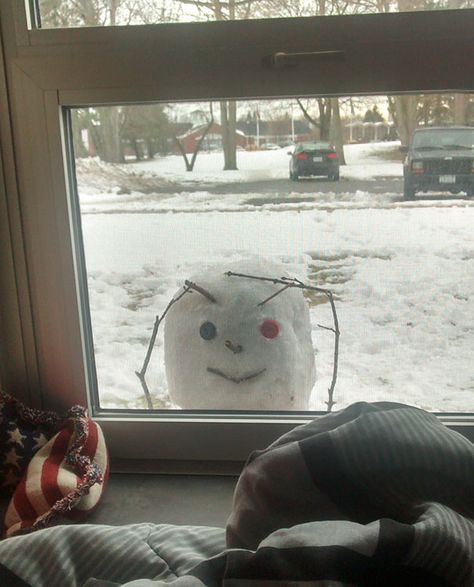 10+ Hilariously Creative Snowmen That Would Make Calvin And Hobbes Proud Funny Snowman, Snow Sculptures, Make A Snowman, Snow Much Fun, Snow Art, Snow Fun, Looking Out The Window, Build A Snowman, 웃긴 사진