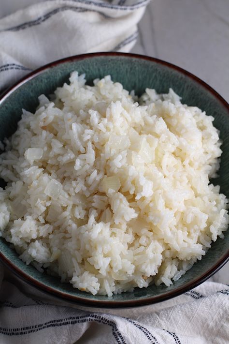 Brazilian Rice {with Onions and Garlic} - Easy Brazilian Food Brazilian Food Recipes, Brazilian Rice, Ww Sides, Brazilian Recipes, Garlic Rice, Sao Paulo Brazil, American Living, Easy Instant Pot Recipes, Brazilian Food