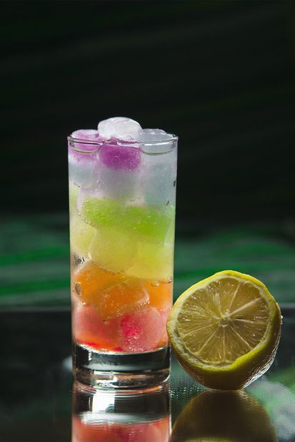 How to make a rainbow drink that won't turn brown when you pick it up. #SummerRecipes Ice Cube Cocktail, Colored Ice Cubes, Ice Cube Recipe, Flavored Ice Cube, Rainbow Cocktail, Rainbow Drinks, Flavored Ice Cubes, Flavored Ice, Flavor Ice