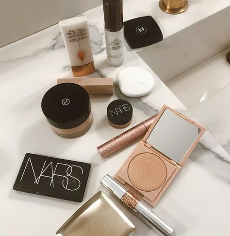 Chanel Bronzer Aesthetic, Facial Tips, Makeup Collection Goals, Minimalist Makeup, Simple Makeup Looks, Small Makeup, Makeup Set, Celebrity Tattoos, Summer Makeup