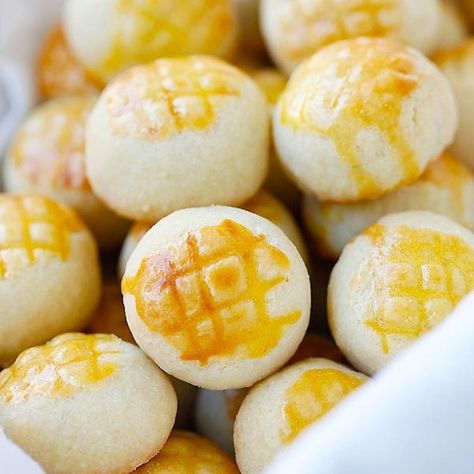 Best Pineapple Cookies (Pineapple Tarts) - Rasa Malaysia Pineapple Filling, Pineapple Tarts, Pineapple Cookies, Pineapple Tart, Mapo Tofu, Rasa Malaysia, Sans Gluten Sans Lactose, Nasi Lemak, Malaysian Food