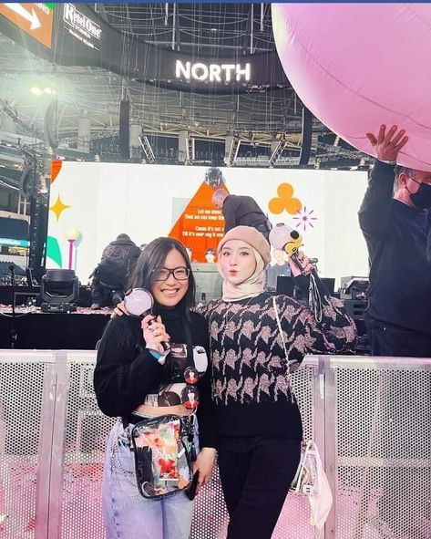 Monica Sahara, Ootd Konser Kpop, Outfit Hijab, Concert Fits, Hijab Outfit, Hijab Fashion, Ootd, Outfit Inspo, How To Plan