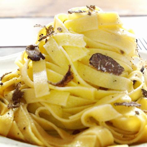 Tagliatelle con il Tartufo (Tagliatelle with Truffle) - Passion and cooking Italian Truffles, Pasta Queen, Vegetarian Pasta Dishes, Truffle Sauce, Truffle Pasta, Egg Pasta, White Truffle, Mushroom Pasta, Vegetarian Pasta