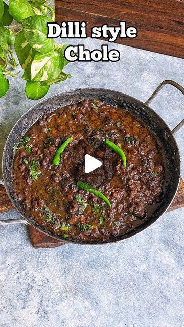 Akshay Malaviya on Instagram: "Dilli style chole recipe🔥 Who doesn't likes Dilli style Chole? Deep dark in colour with amazing aroma.  In the preperation of this dish I have used @kopalmustardoil which is cold pressed mustard oil, that means it is unrefined and keeps the natural properties and taste of the oil intact. Kopal mustard oil retains it medicinal properties making it ideal for massages and pickling too.   Ingredients-  250gms kabuli chana 4-5 tbsp mustard oil 1 inch finger 6-7 cloves of garlic 4-5 green chillies 2 onion 1/4 tsp turmeric powder  1 tbsp red chilli powder 2-3 tbsp chole masala 2 tomato 2 tbsp dries amla 2 tbsp tea leaves 1 tbsp baking soda Salt to taste 1 tbsp black salt 1 tbsp kasuri methi 2 tbsp coriander leaves 2 tbsp desi ghee  #cholebhature #delhifood #dillifo Methi Masala Recipe, Kabuli Chana Recipes, Chole Masala Powder Recipe, Chola Recipe, Chhole Recipe, Cholent Recipe, Chole Masala Recipe, Amla Recipes, Nutmeg Powder