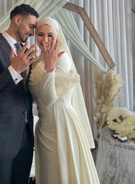 Wedding Dresses Halal, First Hug After Nikkah, Islam Wedding Dress, Hijabi Engagement, Muslim Wedding Aesthetic, Halal Marriage, Mosque Wedding, Engagement Muslim, Nikkah Aesthetic