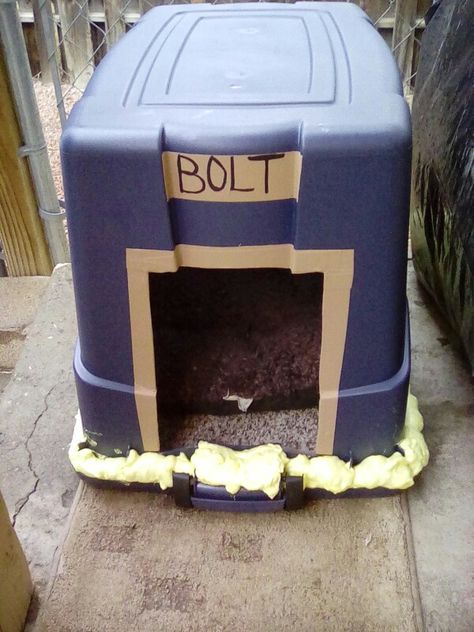 Home made dog house out of plastic bin Barrel Dog House, Winter Dog House, Easy Dog House, Igloo Dog House, Warm Dog House, Backyard Dog Area, Dog House Ideas, Outdoor Cat Shelter, Plastic Dog House