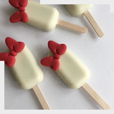 Mini mouse popsicle. Picolé da Minie! Barbie Cakesicles Ideas, Cake Sicles Design, Minnie Mouse Cakesicles, Minnie Cakesicles, Cakesicles Disney Princess, Pink Cake Popsicles, Ice Cream Cake Pops, Popsicles Cake, Cake Pop Designs