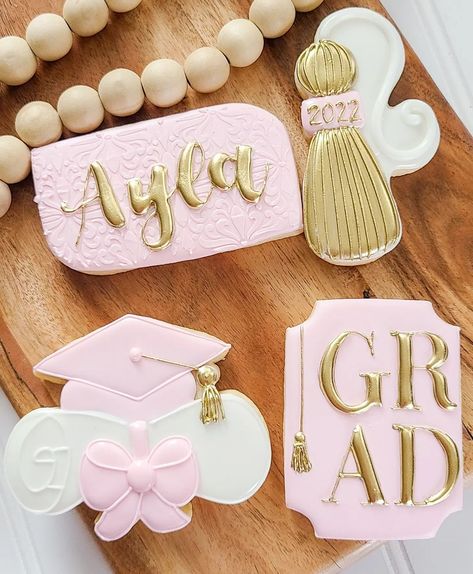 Girl Graduation Cookies, Pink Graduation Cookies, Graduation Party Appetizers, Master's Graduation, Fondant Biscuits, Grad Cookies, Pink Graduation Party, Grad Party Theme, Elementary Graduation