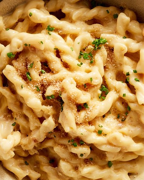 This Mac & Cheese Has The Best Secret IngredientsDelish Pasta And Cheese, Gemelli Pasta, Mac Cheese Recipes, Cheese Topping, Delish Recipes, Mac Cheese, Mac N Cheese Recipe, Easy Food To Make, Vegetarian Dishes