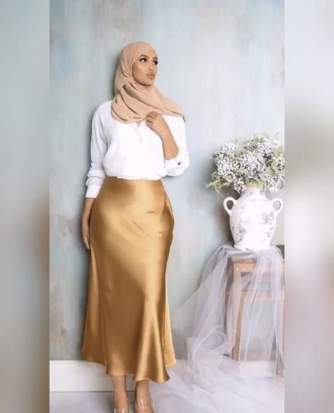 Modest Stylish Outfits, Modesty Dress, Long Satin Skirt, Silk Skirts, Satin Skirt Outfit, Outfit Modest, Satin Clothes, Evening Wear Dresses, Mode Turban