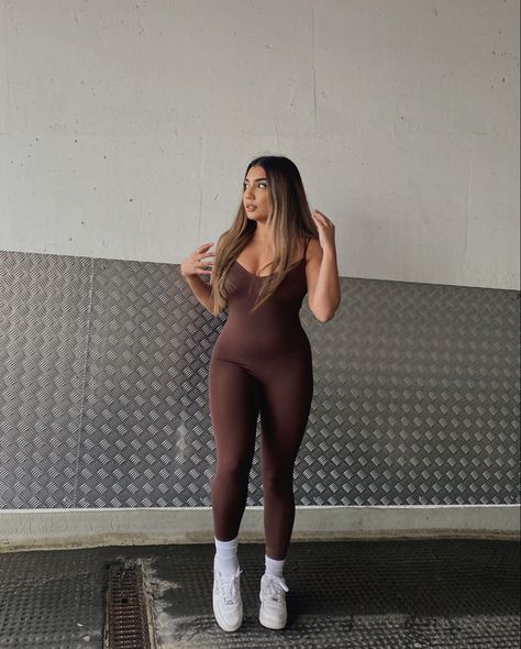 all brown outfit loungewear jumpsuit street style comfy Brown Unitard Outfit, Play Suits Jumpsuits, Brown Jumpsuit Outfit, Unitard Outfit, Street Style Comfy, All Brown Outfit, Outfit Ugg, Catsuit Outfit, Brown Jumpsuit