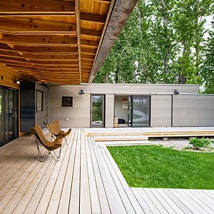 L Shaped House, Diy Bench Outdoor, Design Your Own Home, Outdoor Living Rooms, House Deck, Ranch Style Homes, Deck Design, Ranch Style, Mid Century House