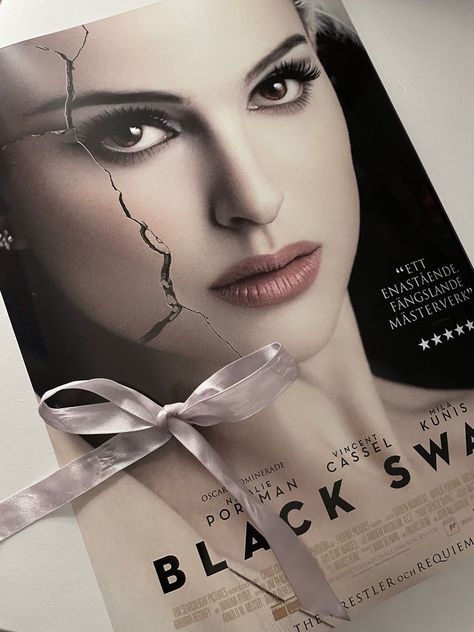 Black Swan Movie, White Swan, Foto Ideas Instagram, Blogger Girl, Swan Lake, New Poster, Black Swan, I Love Books, The Villain