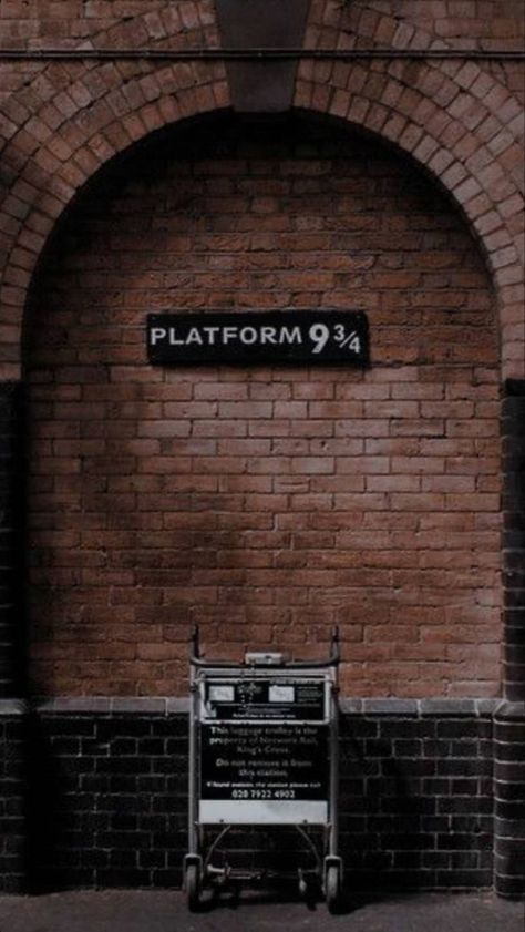 Harry Potter Letter, Harry Potter Wallpaper Backgrounds, Harry Potter Themed Party, Harry Potter Wallpapers, Harry Potter Phone, Kings Cross Station, Potter Aesthetic, Harry Potter Background, Harry Potter Poster