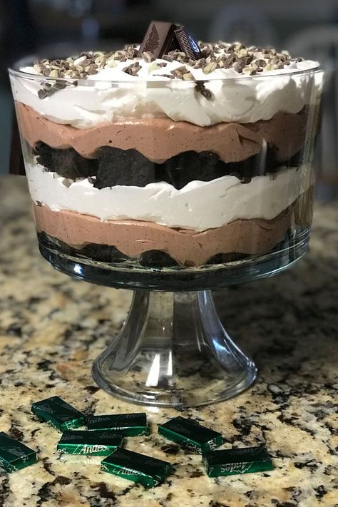 Looking for the best dessert recipes? Try baking this chocolate trifle. Use brownie mix, chocolate pudding mix, condensed milk, whipped cream, and candy to make this quick and easy trifle for an easy dessert. Punch Bowl Cake Recipe Chocolate, Quick And Easy Trifle, Choc Trifle Desserts, Brownie Trifle Recipes, Easy Brownie Trifle, Easy Trifle Desserts, Chocolate Cake Trifle, Trifles Desserts, Condensed Milk Whipped Cream