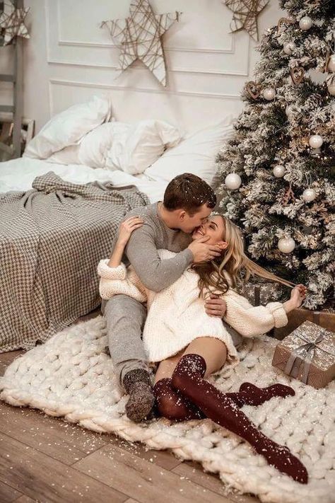 Christmas Photography Ideas, Christmas Photography Couples, Photography Ideas For Couples, Christmas Couple Photos, Christmas Couple Pictures, Xmas Couple, Christmas Poses, Christmas Family Photoshoot, Xmas Photos