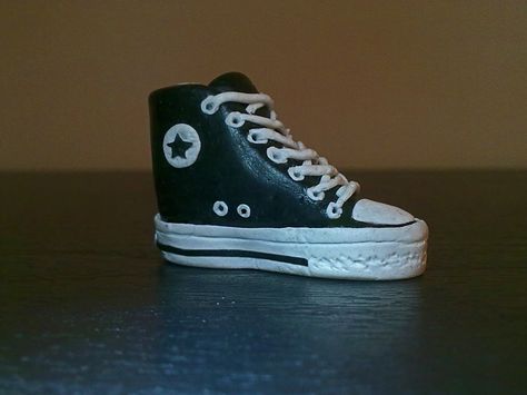 Chuck Taylor All Stars in Clay! Make A Keychain, Diy Converse, All Star Shoes, Star Shoes, Polymer Clay Projects, Diy Clay, Clay Projects, Chuck Taylor Sneakers, Chuck Taylor All Star