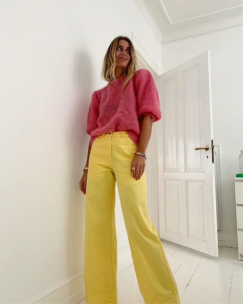 Yellow Jeans Outfit, Yellow Sweater Outfit, Yellow Pants Outfit, Winter Sweater Outfits, Colourful Style, Jeans Outfit Winter, Yellow Jeans, Cargo Pants Outfit, Pastel Outfit