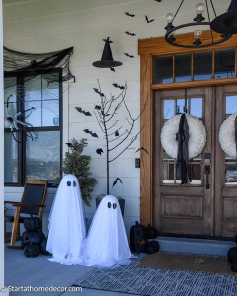 Create your own fearsome haunting grounds with stunning DIY Halloween porch decor that is sure to spook the neighbors. Halloween Stroller Decoration, Halloween Women Costume Ideas, Witch Decor Aesthetic, Simple Halloween Porch, Women Costume Ideas, Ghost Halloween Decorations, Diy Halloween Porch, Diy Halloween Door Decorations, Porche Halloween