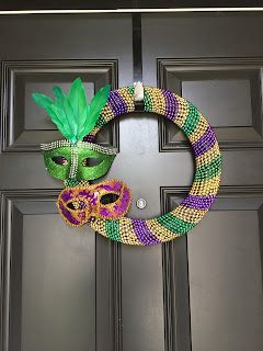 Mardi Gras Bead Wreath, Diy Mardi Gras Wreath, Mardi Gras Diy Decorations, Mardi Gras Diy, Mardi Grad, Beachy Crafts, Mardi Gras Party Decorations, Beaded Wreath, Madi Gras