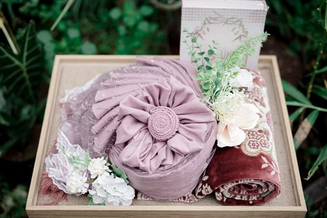 Seserahan simpel minimalis Seserahan Alat Sholat, Hantaran Mukena, Seserahan Mukena, Wedding Bows Diy, Diy Hantaran, Hantaran Ideas, Handmade Hamper, Dulang Hantaran, Hantaran Pernikahan