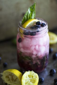 Blueberry Basil, Strawberry Basil Lemonade, Honey Lemonade, Flavored Lemonade, Basil Lemonade, Homemade Lemonade Recipes, Happy Juice, Lemonade Cocktail, Blueberry Lemonade