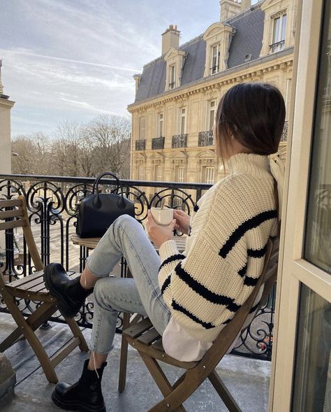 girl on balcony paris like view old building Parisian Modern Style, Spring Outfits Parisian, Baby Shower Guest Outfit, Winter Parisian Style, Parisian Style Outfit, Nyc Vibes, Fashion Fotografie, Shop Outfits, Europe Honeymoon