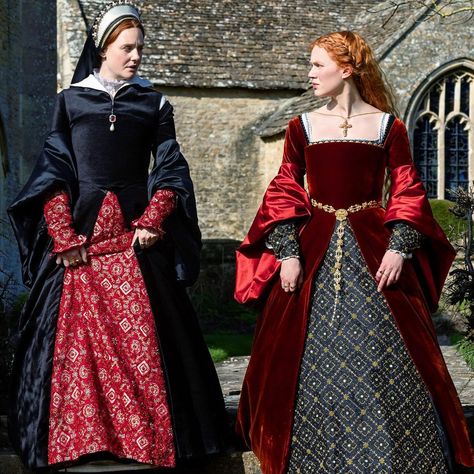 History Love on Instagram: “Mary & Elizabeth , episode 4 ✨ #marytudor #becomingelizabeth #elizabethi #thetudors #historicaldrama” Tudor Fashion Aesthetic, Elizabeth 1, Elizabeth Tudor The Tudors, Becoming Elizabeth Costumes, Anne And Elizabeth Tudor, Tudor Fashion Women, Alicia Von Rittberg, Mary Tudor Spanish Princess, Tudor Gown Elizabethan Dress