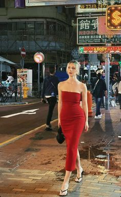 Zara Red Dress 2023, Mini Red Dress Outfit, Red Dress Styling, Zara Dress Outfit, Red Dress Outfit Night Classy, Outfit Vestido Rojo, Midi Dress Outfit, Outfit Inspiration Women, Red Strapless Dress